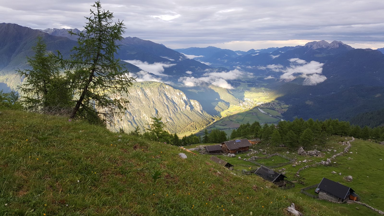 Ritual-Wanderung Magische Momente bei einer Ritual-Wanderung mit Tiefblick vom Berg ins Tal